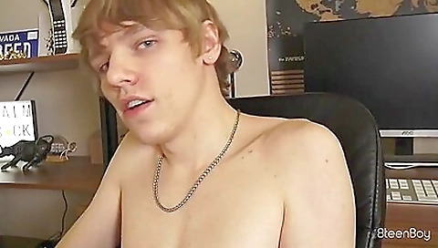Blonde 18+ is making out with her best male friend