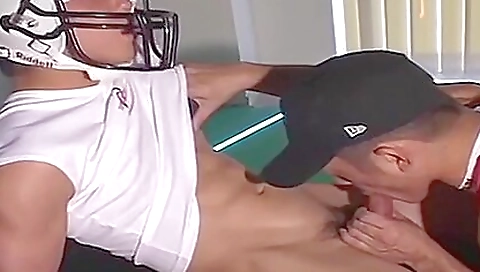 Barebacked babe with a sexy round ass gets a blowjob
