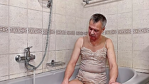 Hot shower gag with homemade creampie shot in shower