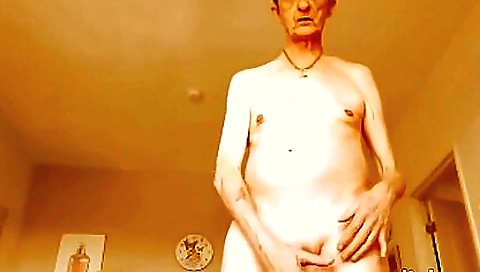 Big titted babe showing off her pussy and tits on camera